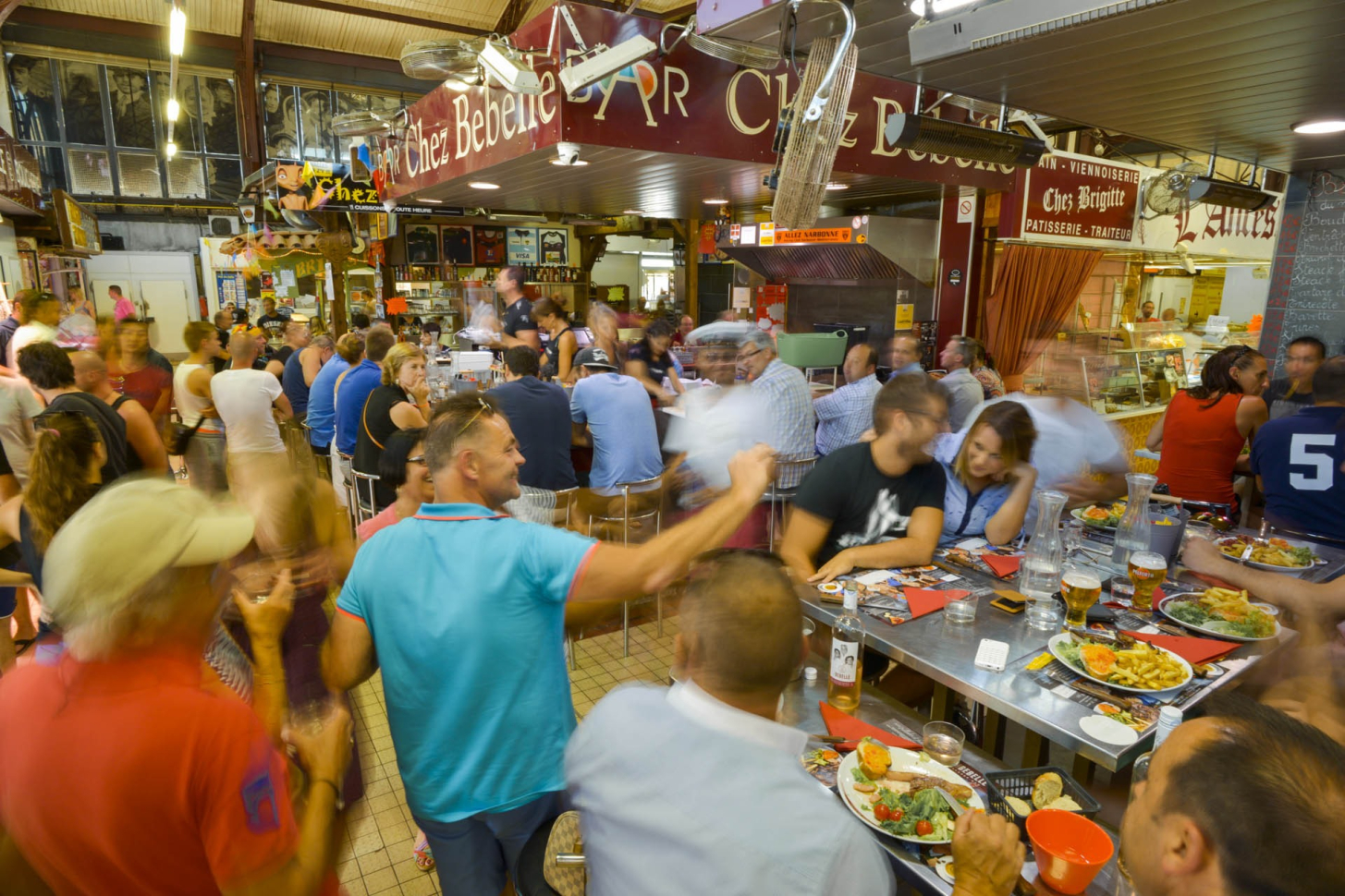 Les Halles de Narbonne à l’heure du rush ©Emmanuel Perrin, OT Cote du Midi