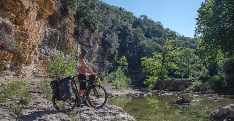 Vélo au bord de la rivière à Rennes Les Bains