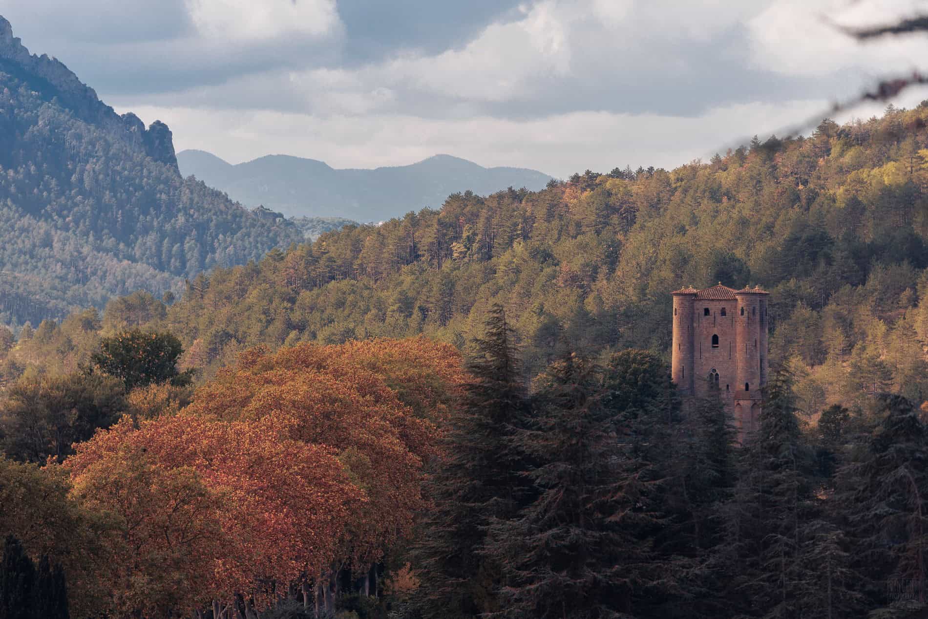Le château d'Arques émerge de la forêt automnale
