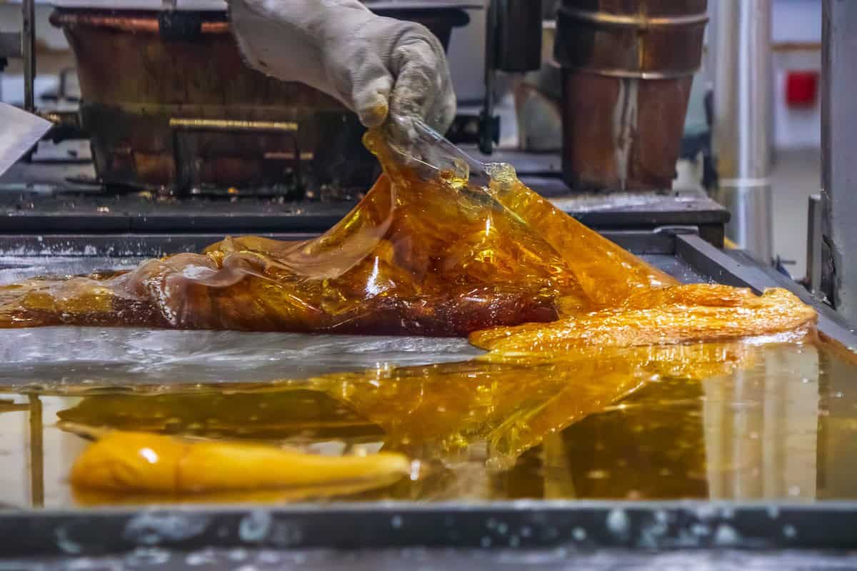 Une grande plaque avec du caramel fabriqué en quantité à Nougalet