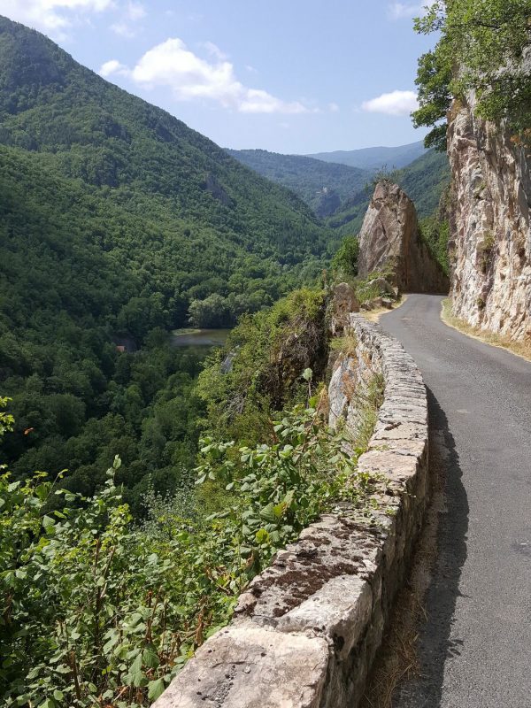 Sur la route dans la Haute Vallée de l'Aude ©ADT de l'Aude