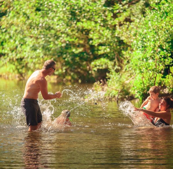 Baignade en rivière, détente en famille© Vincent Photographie, ADT de l'Aude