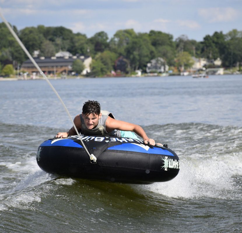 Bouée tractée, une activité nautique en famille dans l'Aude ©epcrafts - ADT de l'Aude