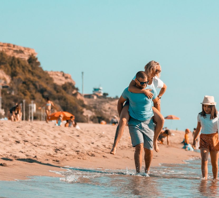 Balade en famille sur la plage de Leucate ©N-Strzmpa