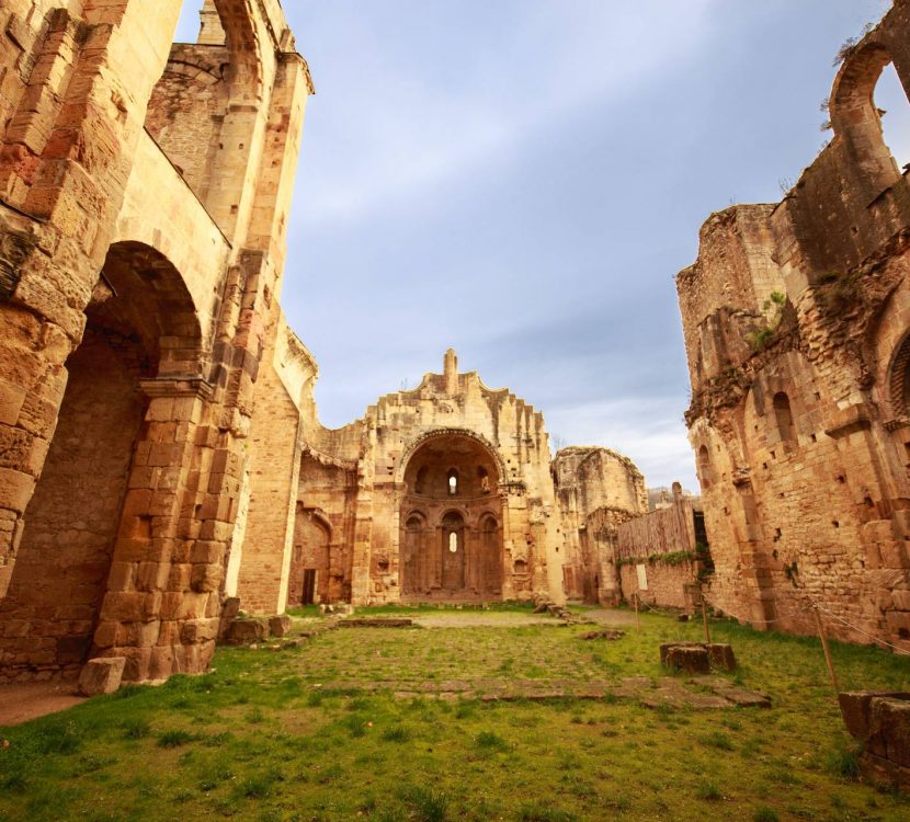 Balade dans les ruines de l'Abbaye d'Alet les Bains ©Vincent Photographie