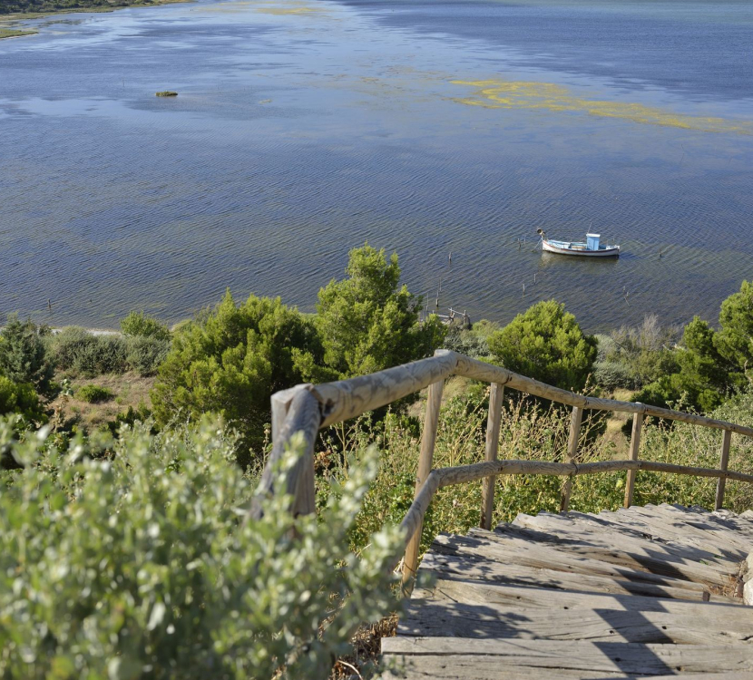 le joli village de Bages, en bord d'étang, E Perrin, OT Cote du Midi