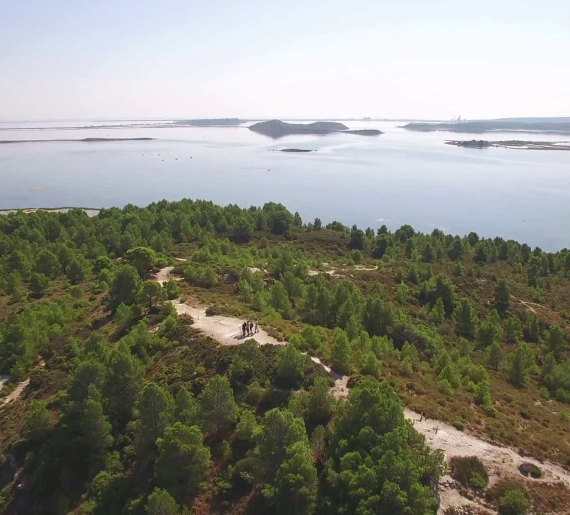 Balade à pied dans le Golf Antique à Bages ©Ailium - ADT de l'Aude