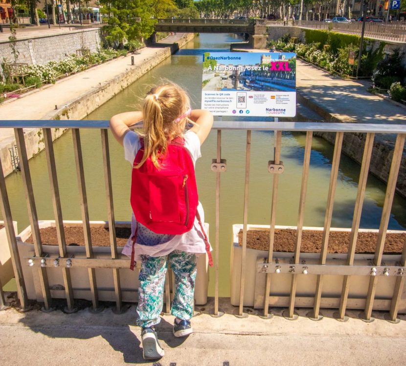 Balade en bateau en famille à Narbonne ©Céline Deschamps-ADT de l'Aude