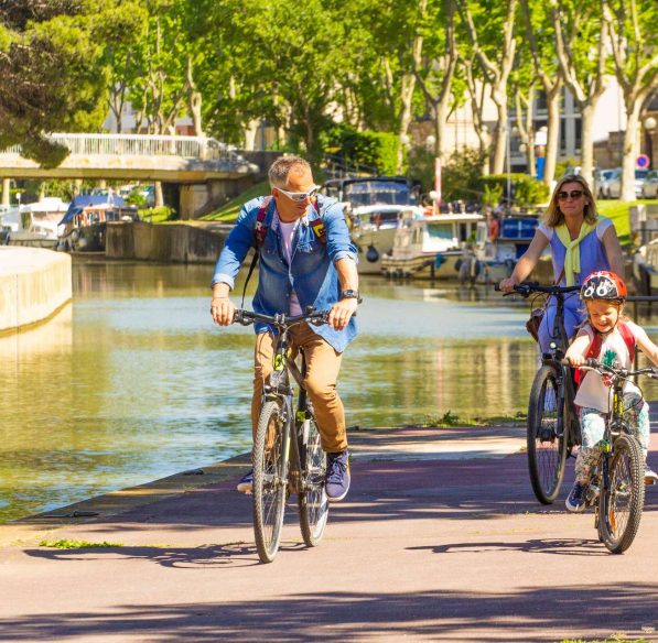 Balade en famille à vélo dans Narbonne ©Céline Deschamps-ADT de l'Aude