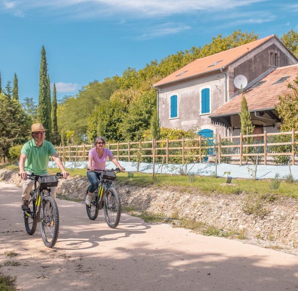 Véloroute sur le tracé d'une ancienne voie ferrée ©Vincent Photographie - ADT de l'Aude