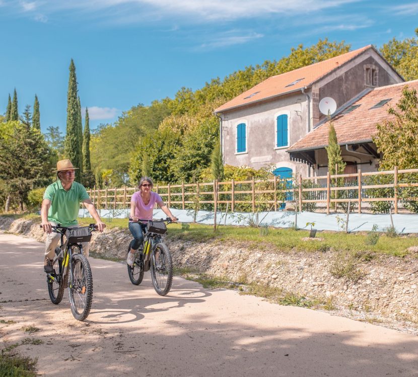 Véloroute sur le tracé d'une ancienne voie ferrée ©Vincent Photographie - ADT de l'Aude