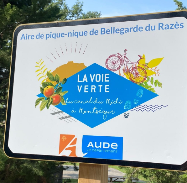 Signalétique d'une aire de pique nique sur la voie verte à Bellegarde du Razès