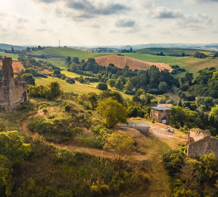 La tour du Castelas domine le village de Belpech © Vincent Photographie, OT Collines cathares