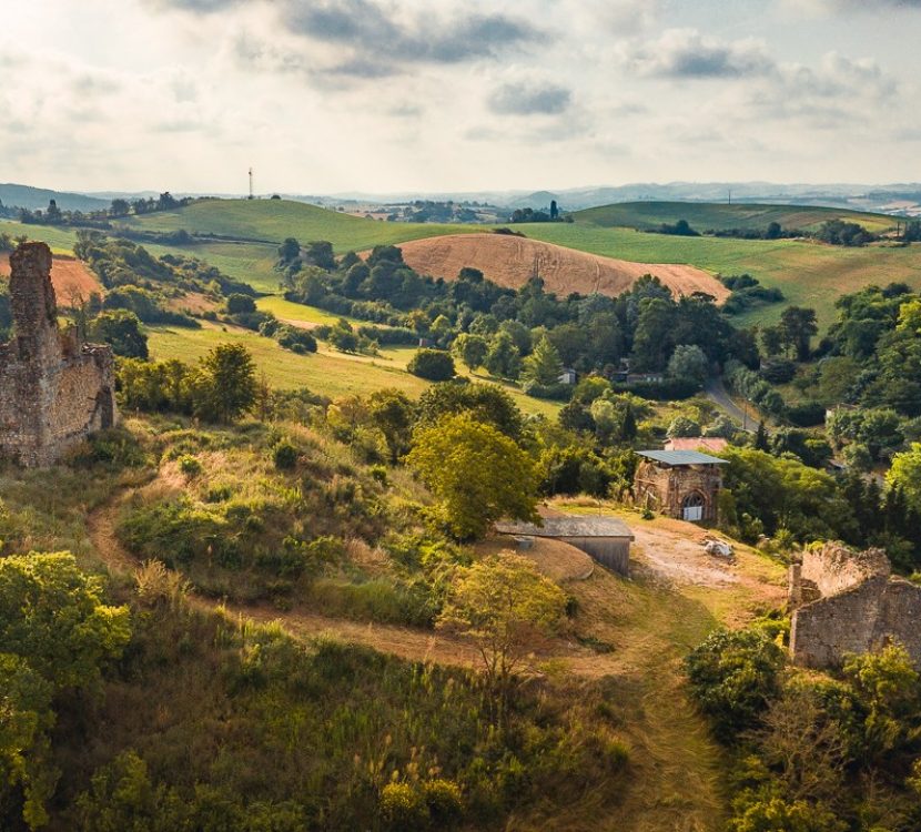 La tour du Castelas domine le village de Belpech © Vincent Photographie, OT Collines cathares