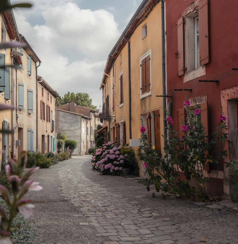 bram-2025-06-village-rue-maison-by-c-grillot-chilowe-adt-aude-01