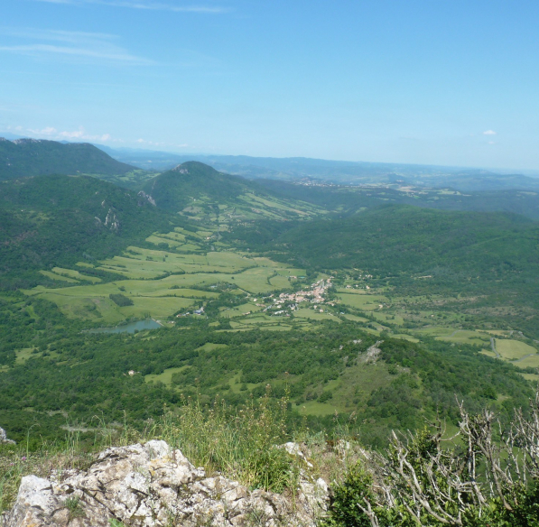 le village de Bugarach et son lac, vue depuis la montée du Pech © A. Belondrade, ADT Aude