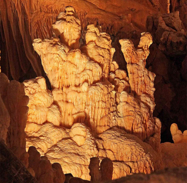 Stalagmites au Gouffre Géant de Cabrespine