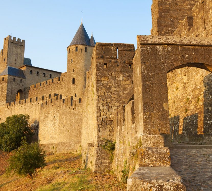 Visite de la Cité de Carcassonne par la Porte d'Aude ©David Devison - Istock - ADT de l'Aude