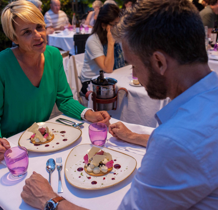 Repas au Comte Roger, Dessert en terrasse - Cité de Carcassonne @ Philippe Benoist