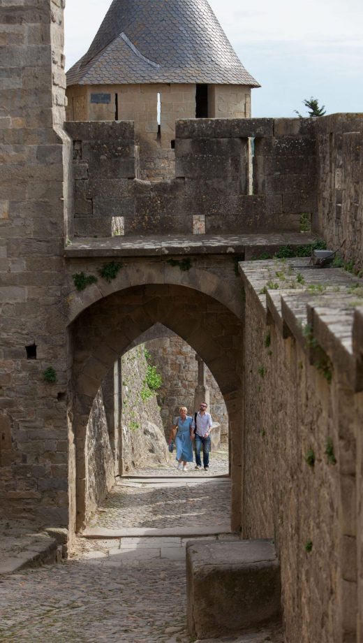 Passage par la porte d'Aude pour visiter la Cité de Carcassonne en couple ©Philippe Benoist-ADT de l'Aude