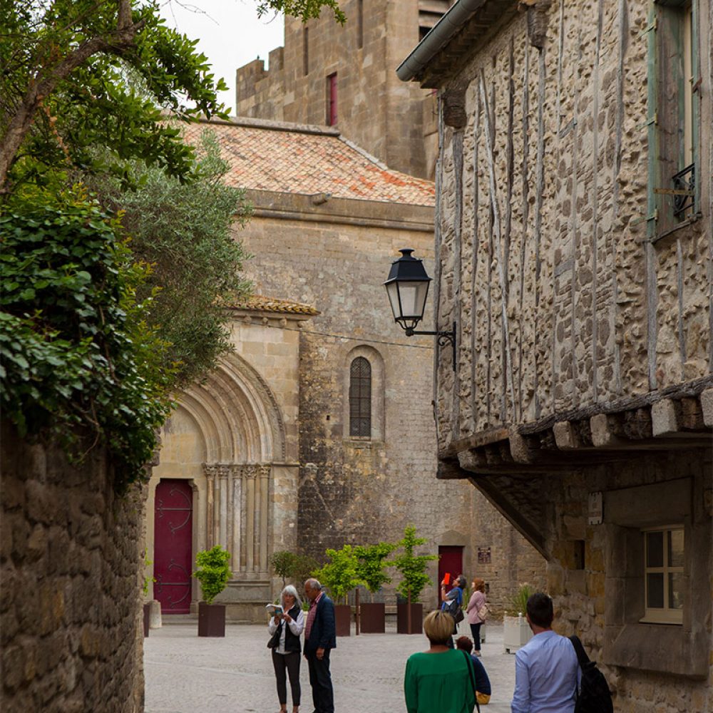 Balade dans les rue de la Cité de Carcassonne en couple ©Philippe Benoist-ADT de l'Aude