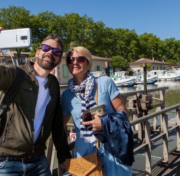 Pause selfie sur l'écluse du Canal du Midi à Carcassonne ©Philippe Benoist-ADT de l'Aude