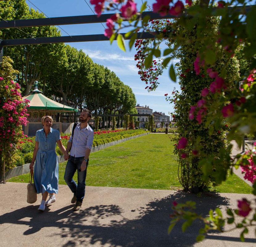 Balade en amoureux sur la Place Gambetta à Carcassonne ©Philippe Benoist-ADT de l'Aude