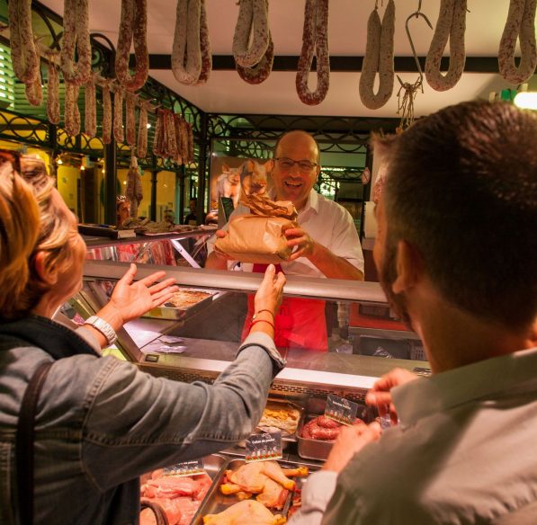 Faire ses courses aux halles de Carcassonne©Philippe Benoist-ADT de l'Aude