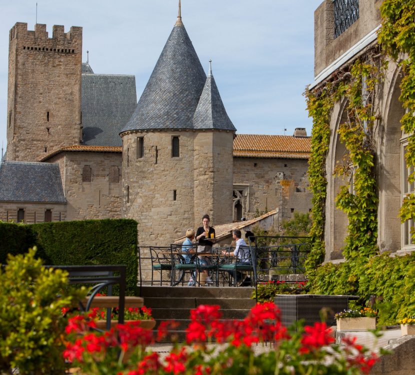 Cocktail dans les jardins de l'hôtel de la Cité ©Philippe Benoit-ADT de l'Aude