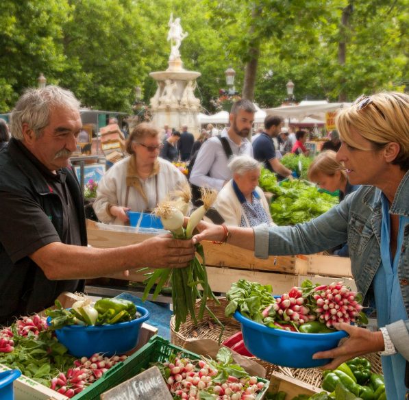 En plein marché sur la place Carnot à Carcassonne ©Philippe Benoist-ADT de l'Aude