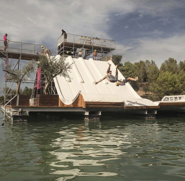 Faire du water-jump au lac de la Cavayère à Carcassonne ©IDriss Bigou Gilles - ADT de l'Aude