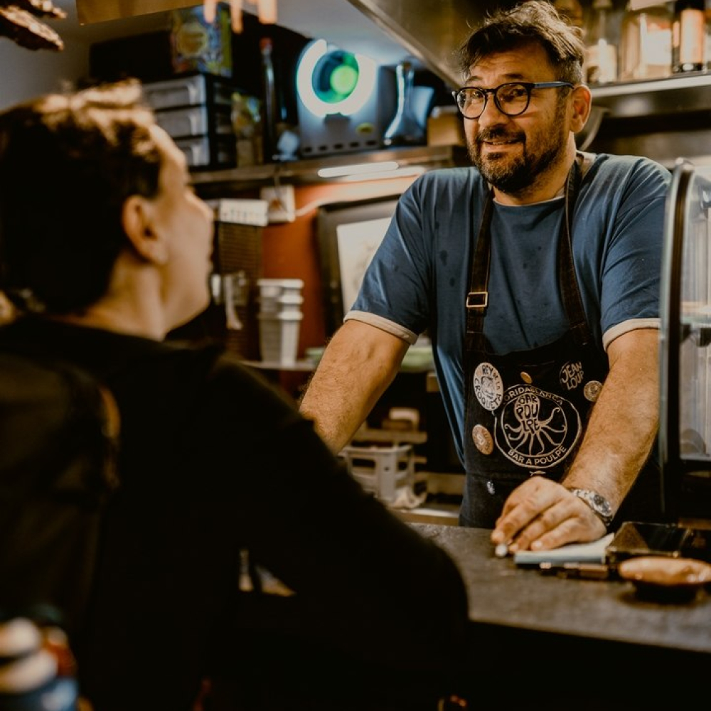 Moment de convivialité dans un restaurant de Carcassonne, Escapade nature sans voiture, Mehdi Hémart