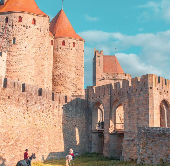 Cavaliers et leurs chevaux sur la Route d'Artagnan à Carcassonne ©Vincent Photographie - ADT Aude