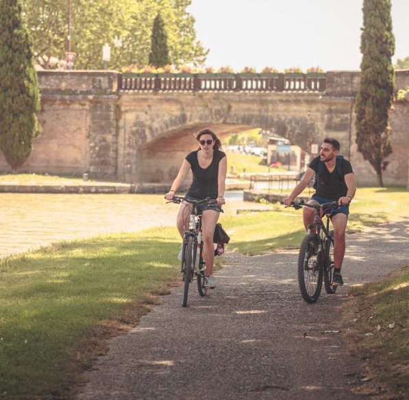 Castelnaudary, pont, balade à vélo le long du Canal du Midi