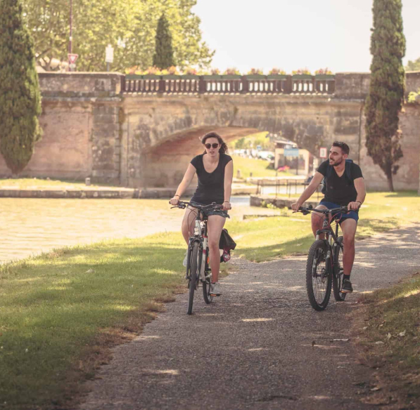 Castelnaudary, pont, balade à vélo le long du Canal du Midi