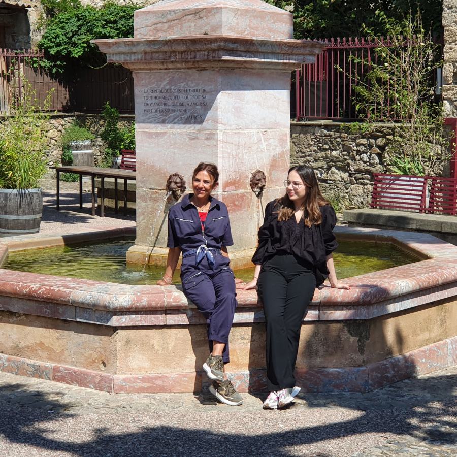 caunes-minervois-2022-05-fontaine-personnes-by-s-alibeu-adt-aude-02