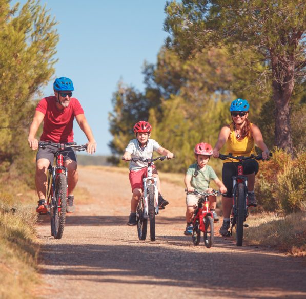 VTT en famille dans les Corbières © Vincent photographie - ADT de l'Aude