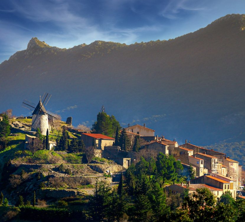 Village de Cucugnan, moulin© G. Deschamps, ADT de l'Aude