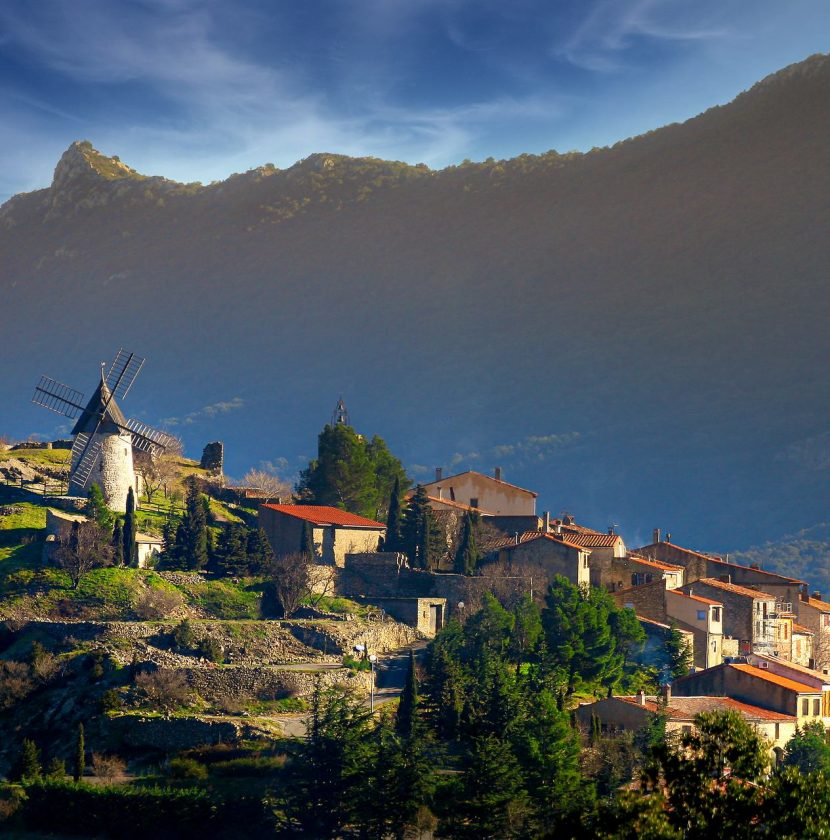 Village de Cucugnan, moulin© G. Deschamps, ADT de l'Aude