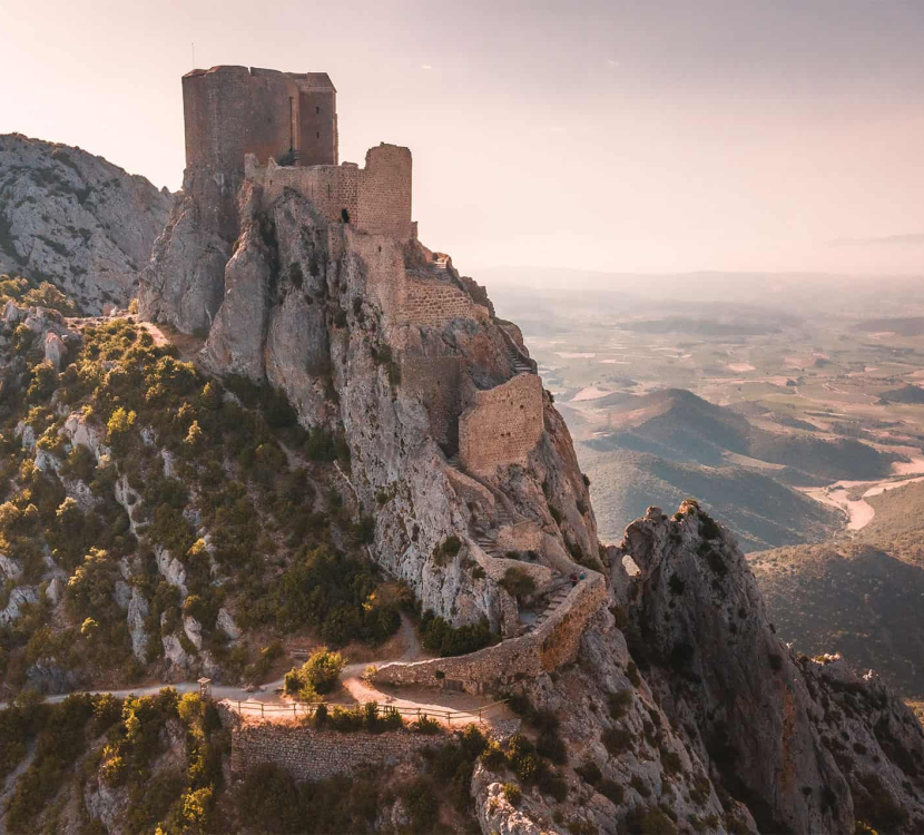 cucugnan-2019-07-queribus-escalier-cr-vincent-photographie-adt-aude