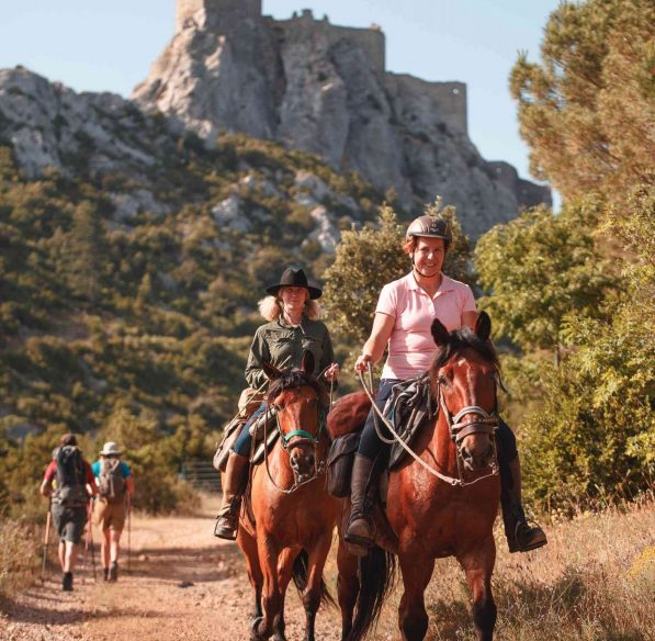 le Sentier cathare à cheval, au pied du château de Quéribus©Vincent Photographie-ADT de l'Aude