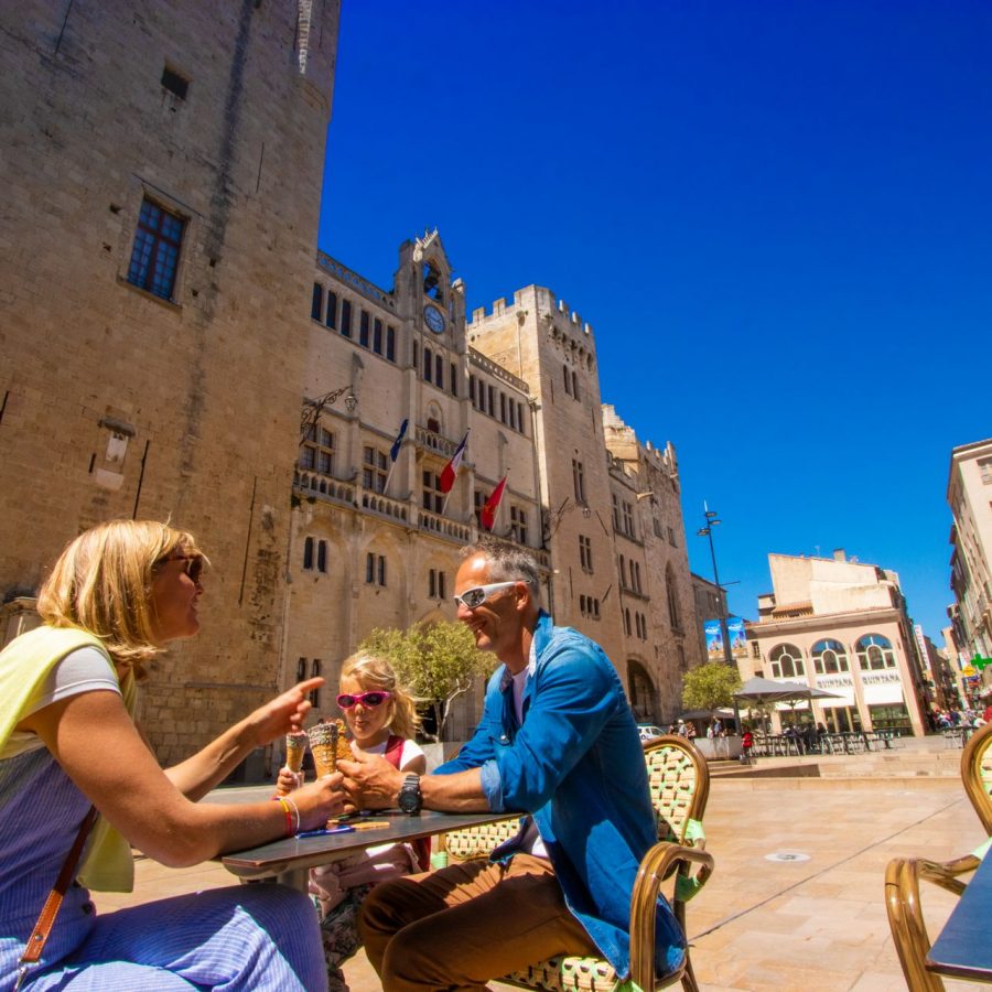 En terrasse devant le Palais des Archevêques à Narbonne ©Céline Deschamps-ADT de l'Aude