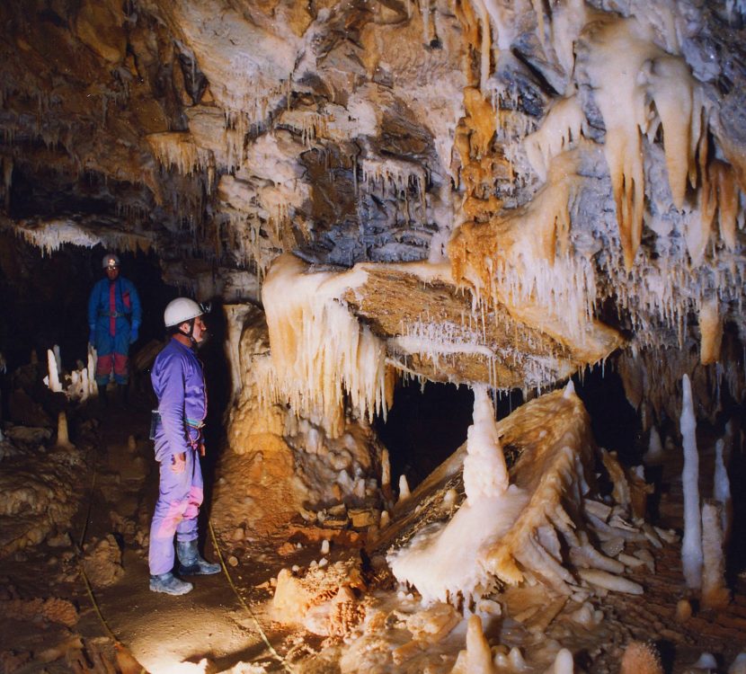 Descente en spéléologie dans la grotte de l'Aguzou à Escouloubre ©Phillippe Moreno-ADT de l'Aude