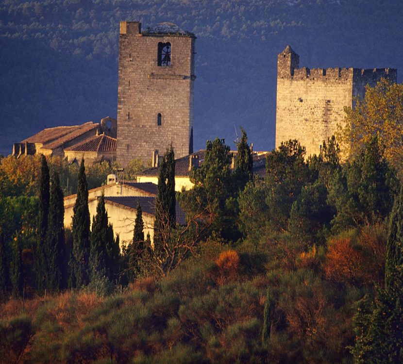 Donjon et église dans le village de Fabrezan © Céline Deschamps, PTCM