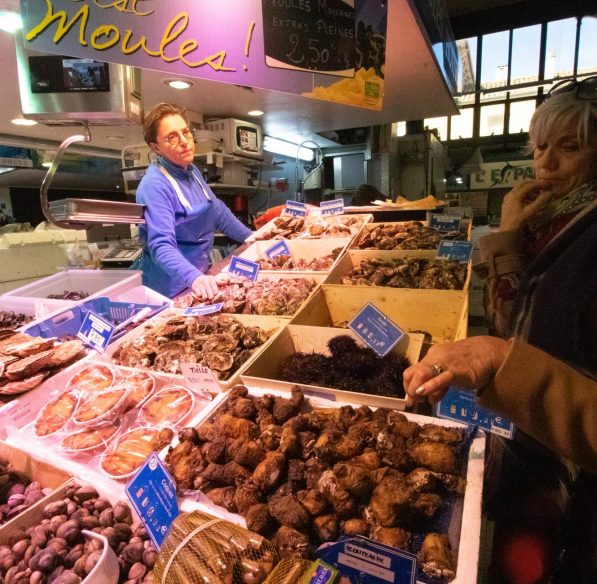 Faire ses courses aux Halles de Narbonne ©Céline Deschamps-ADT de l'Aude