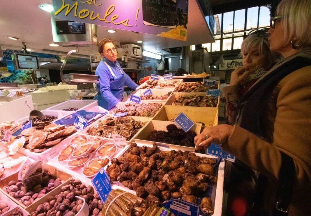 Faire ses courses aux Halles de Narbonne ©Céline Deschamps-ADT de l'Aude