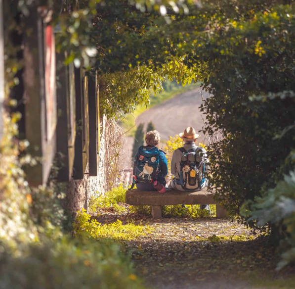 Exposition à Fanjeaux, randonneurs ©Vincent Photographie - ADT de l'Aude