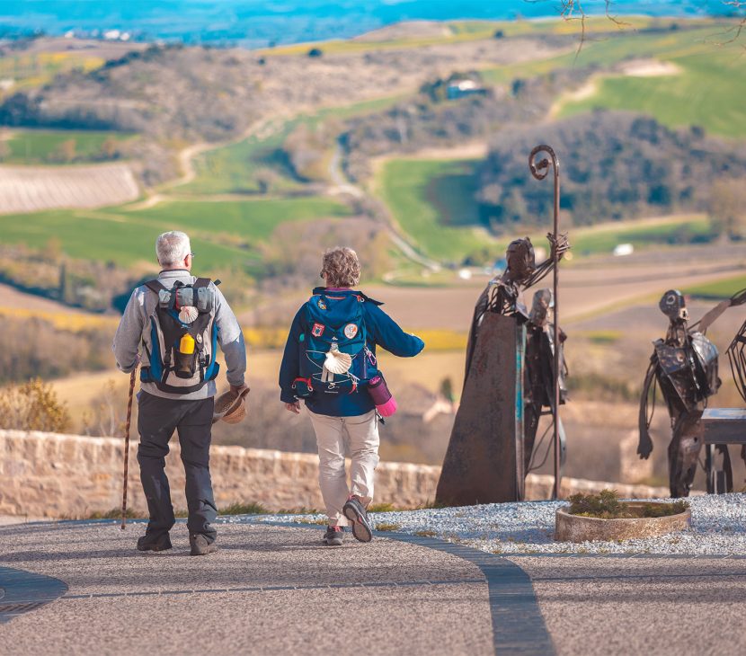 Randonnée dans l'Aude, de passage à Fanjeaux ©Vincent Photographie - ADT de l'Aude