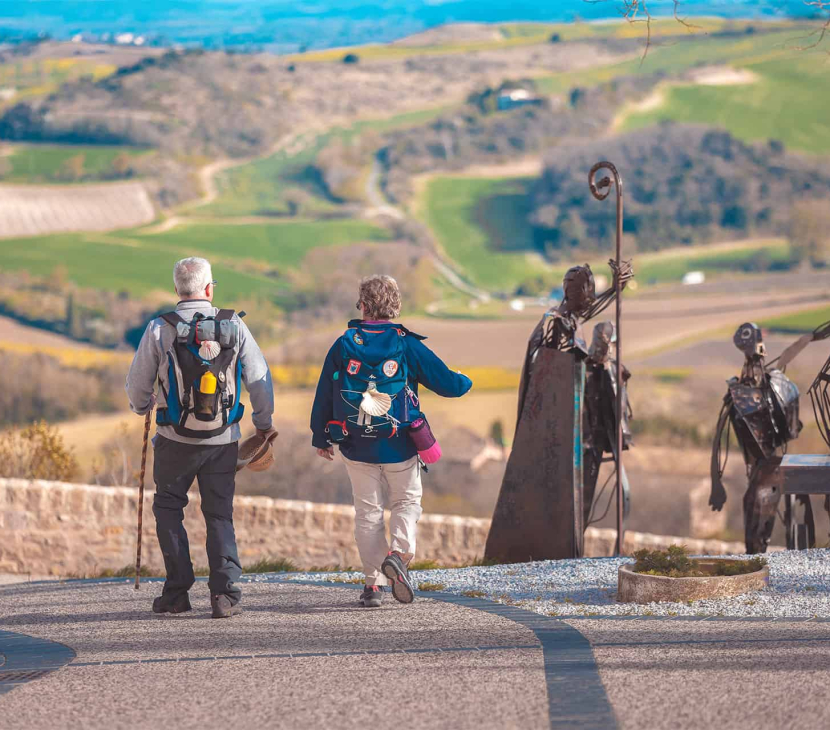 Randonnée dans l'Aude, de passage à Fanjeaux ©Vincent Photographie - ADT de l'Aude