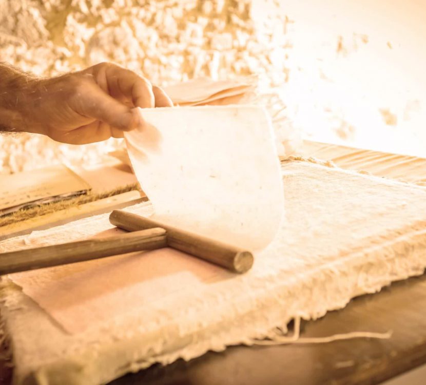 Fabrication du papier fait main au Moulin à papier